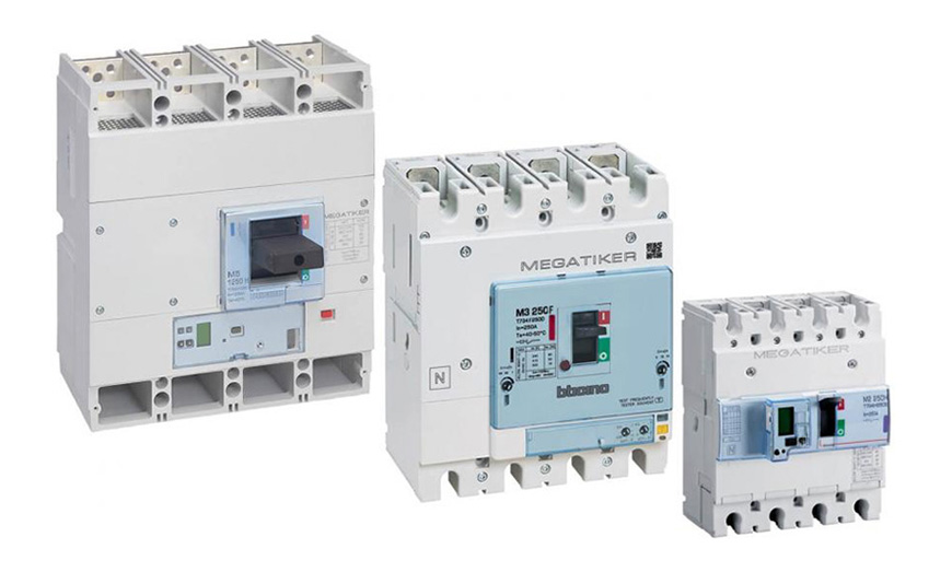 Tre interruttori BTicino Megatiker di diverse dimensioni sono mostrati fianco a fianco con interruttori e terminali etichettati.