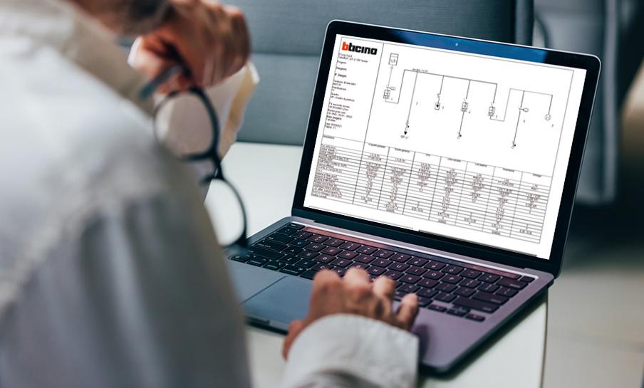 Persona che visualizza uno schema elettrico su TiSystem 8 su un computer portatile, tenendo in mano degli occhiali da vista.